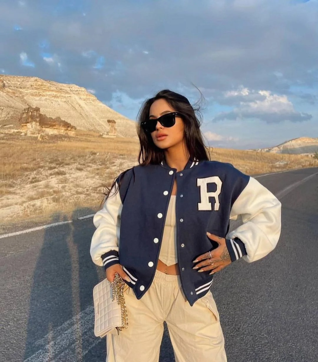 Bomberjack voor dames met varsity letterprint – NEXOR